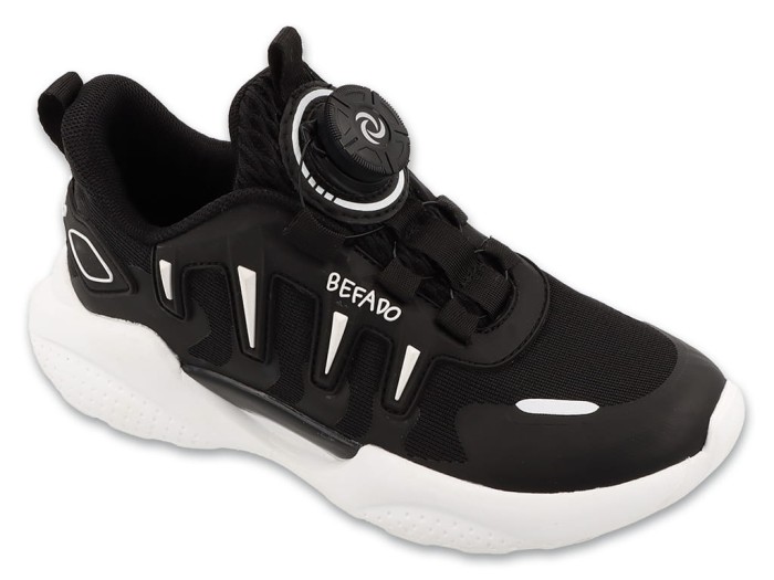 Nowoczesne-czarne-buty-treningowe-dzieciece-Befado-z-szybkim-systemem-wiazania-TWIST.jpg